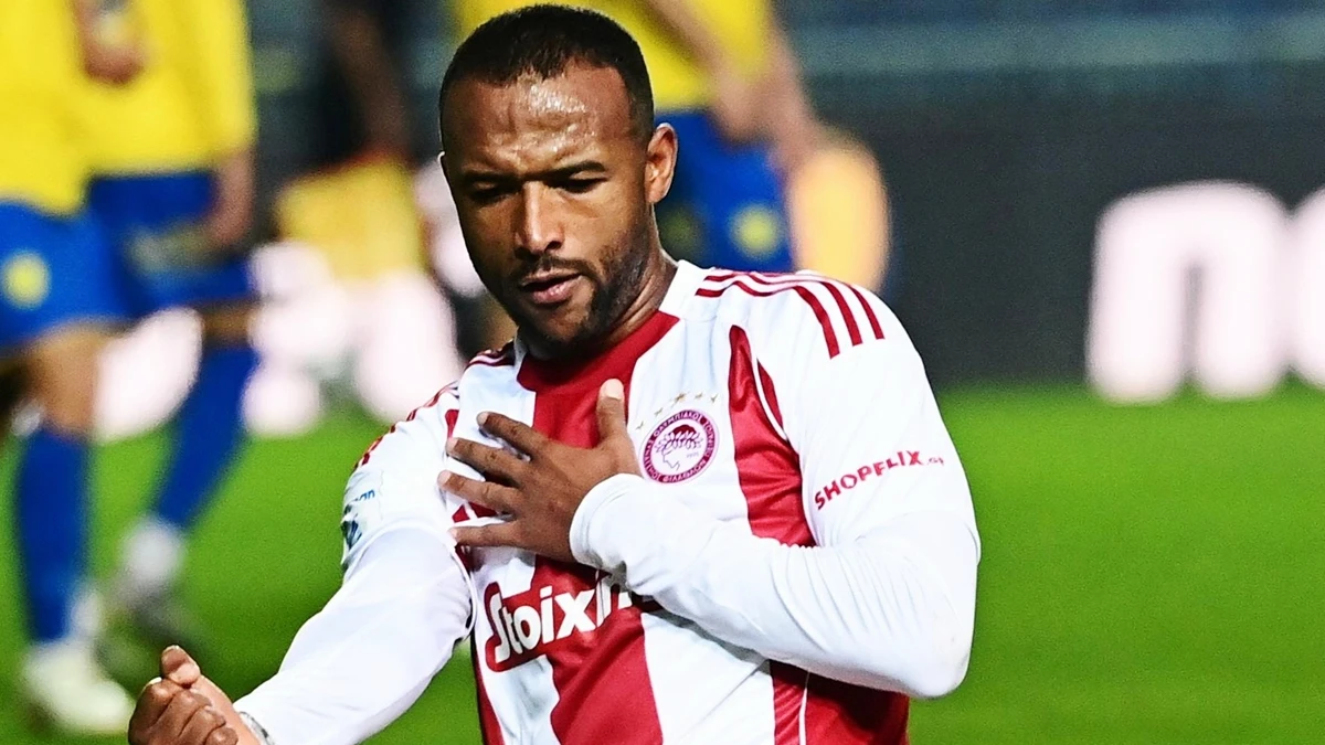 Ο Ελ Κααμπί πανηγυρίζει το γκολ του Ολυμπιακού στο Αγρίνιο.