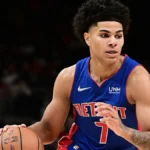 Ο Κίλιαν Χέιζ σε αγώνα NBA με τους Pistons, σε φάση με τη μπάλα στο χέρι.