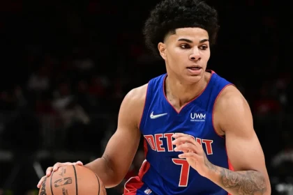 Ο Κίλιαν Χέιζ σε αγώνα NBA με τους Pistons, σε φάση με τη μπάλα στο χέρι.