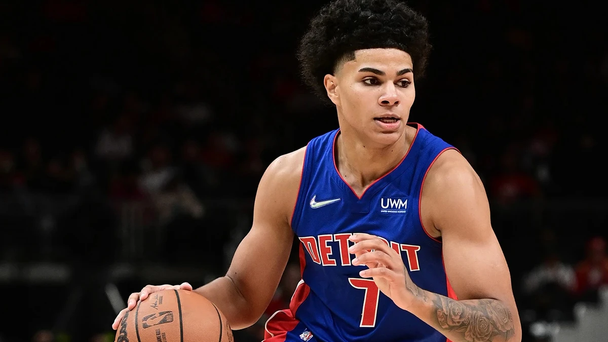 Ο Κίλιαν Χέιζ σε αγώνα NBA με τους Pistons, σε φάση με τη μπάλα στο χέρι.