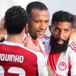 Οι παίκτες του Ολυμπιακού πανηγυρίζουν γκολ σε αγώνα πρωταθλήματος.