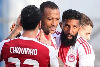 Οι παίκτες του Ολυμπιακού πανηγυρίζουν γκολ σε αγώνα πρωταθλήματος.