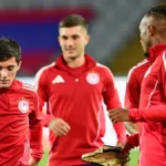 Παίκτες του Ολυμπιακού σε ζέσταμα πριν από εκτός έδρας αγώνα πρωταθλήματος με έντονη πίεση για τη νίκη