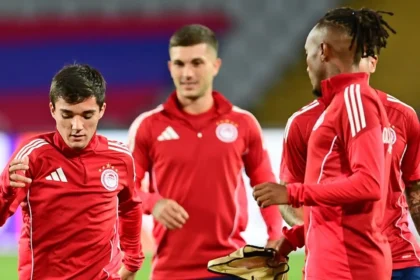 Παίκτες του Ολυμπιακού σε ζέσταμα πριν από εκτός έδρας αγώνα πρωταθλήματος με έντονη πίεση για τη νίκη