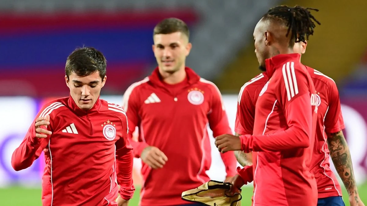 Παίκτες του Ολυμπιακού σε ζέσταμα πριν από εκτός έδρας αγώνα πρωταθλήματος με έντονη πίεση για τη νίκη