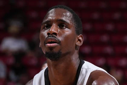 Ο Ντέιβιντ Τζόουνς-Γκαρσία σε προσπάθεια με τη φανέλα των Spurs σε παιχνίδι του NBA.