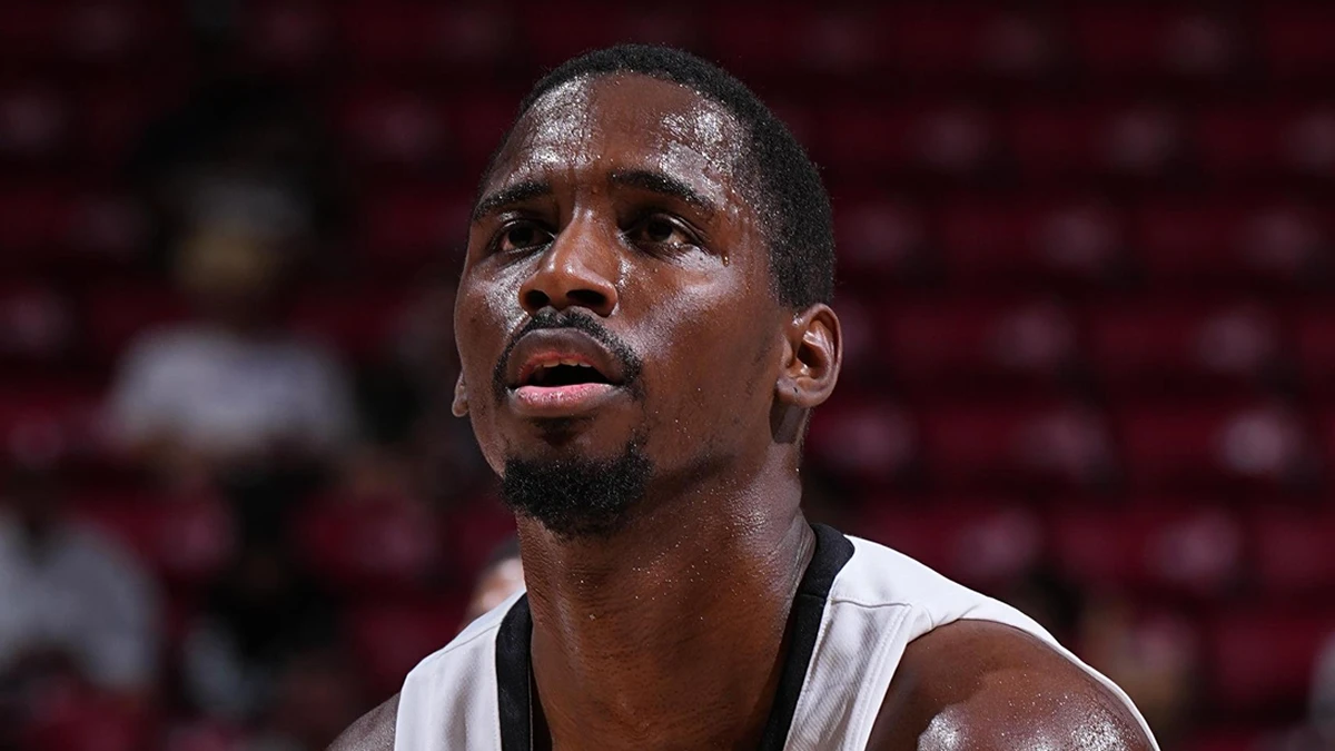 Ο Ντέιβιντ Τζόουνς-Γκαρσία σε προσπάθεια με τη φανέλα των Spurs σε παιχνίδι του NBA.