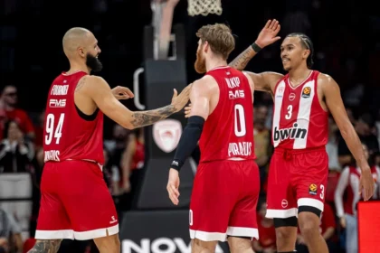 παίκτες της ομάδας μπάσκετ του Ολυμπιακού σε αγώνα στο ΣΕΦ