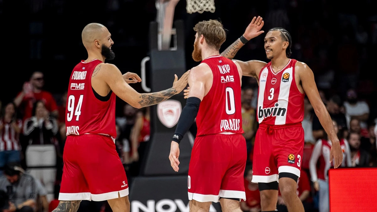 παίκτες της ομάδας μπάσκετ του Ολυμπιακού σε αγώνα στο ΣΕΦ