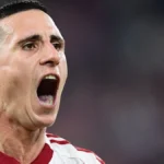 Ο Ντάνιελ Ποντένσε σε φάση αγώνα με την ερυθρόλευκη φανέλα.