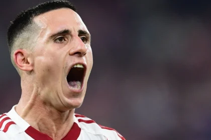 Ο Ντάνιελ Ποντένσε σε φάση αγώνα με την ερυθρόλευκη φανέλα.