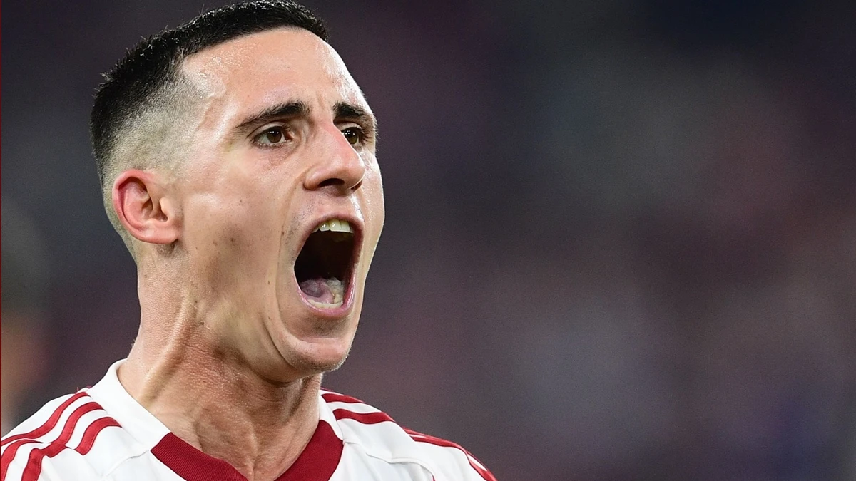 Ο Ντάνιελ Ποντένσε σε φάση αγώνα με την ερυθρόλευκη φανέλα.