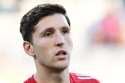 Ο Παναγιώτης Ρέτσος αποχωρεί τραυματίας από το παιχνίδι του Ολυμπιακού στο Αγρίνιο.