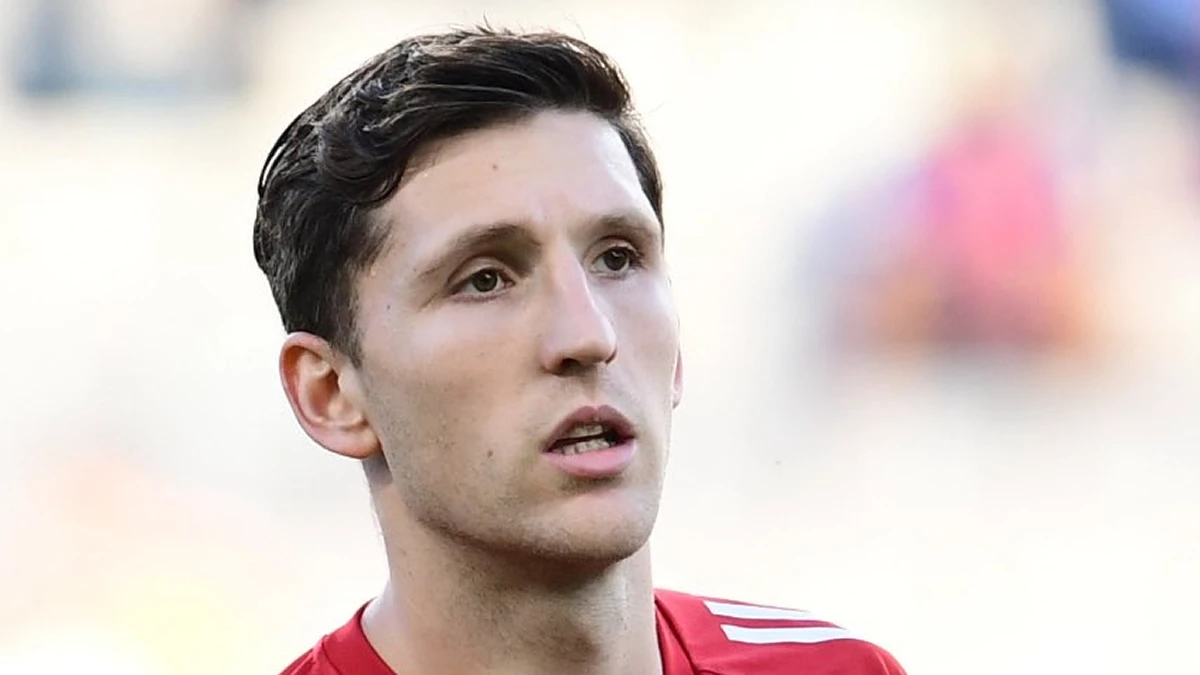 Ο Παναγιώτης Ρέτσος αποχωρεί τραυματίας από το παιχνίδι του Ολυμπιακού στο Αγρίνιο.