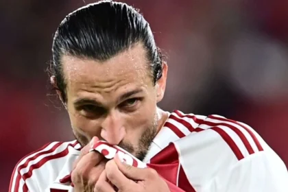 Ο Γιουσούφ Γιαζίτσι με τη φανέλα του Ολυμπιακού σε φάση αγώνα, πανηγυίζει γκολ