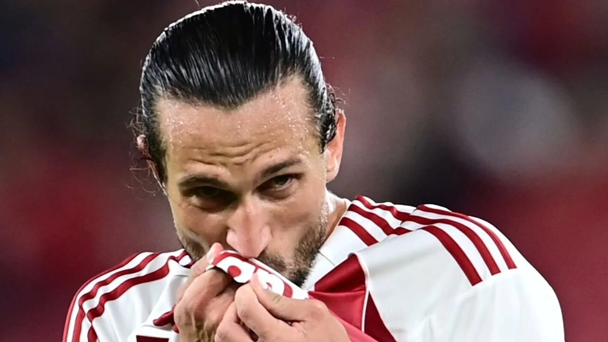 Ο Γιουσούφ Γιαζίτσι με τη φανέλα του Ολυμπιακού σε φάση αγώνα, πανηγυίζει γκολ