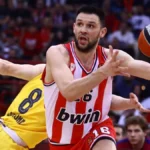 Στιγμιότυπο από τον αγώνα Μπαρτσελόνα – Ολυμπιακός στη Euroleague