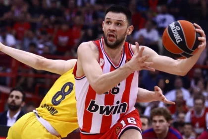 Στιγμιότυπο από τον αγώνα Μπαρτσελόνα – Ολυμπιακός στη Euroleague