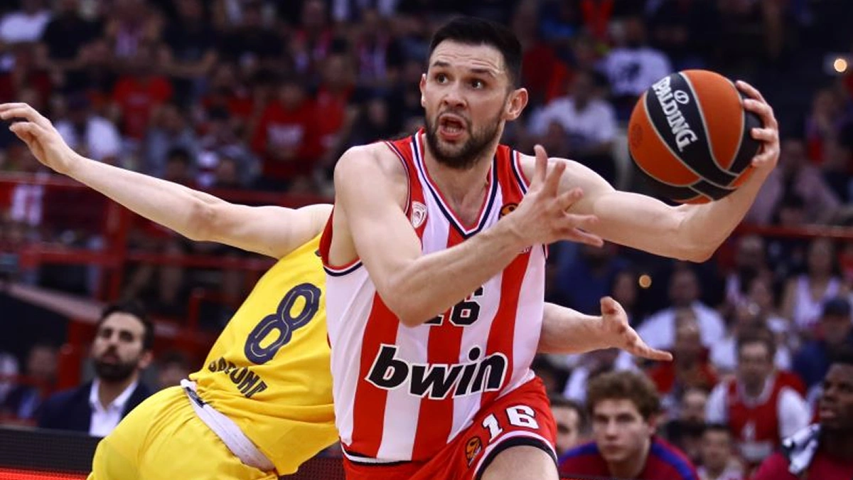 Στιγμιότυπο από τον αγώνα Μπαρτσελόνα – Ολυμπιακός στη Euroleague