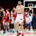 Παίκτες του Ολυμπιακού χειροκροτούν τον κόσμο της ομάδας