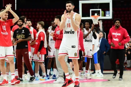 Παίκτες του Ολυμπιακού χειροκροτούν τον κόσμο της ομάδας