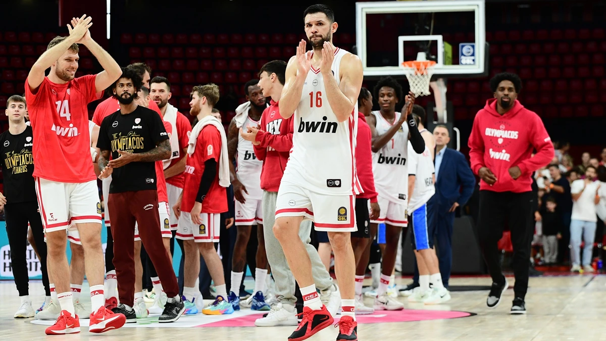 Παίκτες του Ολυμπιακού χειροκροτούν τον κόσμο της ομάδας
