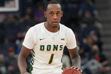 Ο Τζαμάρι Μπουγιέ σε φάση αγώνα με την μπάλα στα χέρια