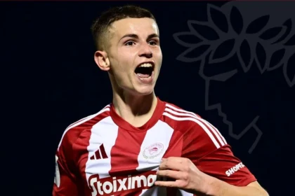 Ο Χρήστος Μουζακίτης σε στιγμιότυπο αγώνα με τη φανέλα του Ολυμπιακού