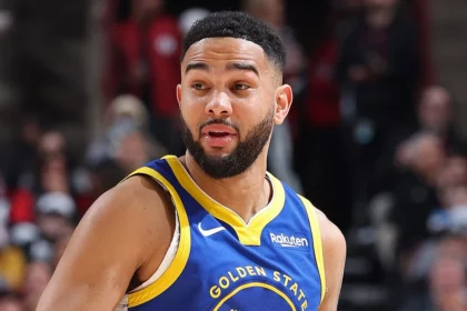 Κόρι Τζόσεφ σε προθέρμανση με εμφανή συγκέντρωση πριν από αγώνα NBA