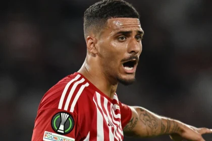 Ο Νταβίντ Κάρμο σε αμυντική μονομαχία με τη φανέλα του Ολυμπιακού