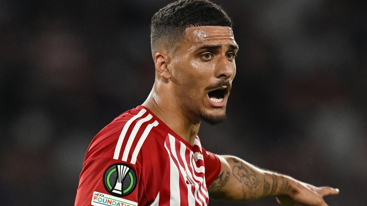 Ο Νταβίντ Κάρμο σε αμυντική μονομαχία με τη φανέλα του Ολυμπιακού