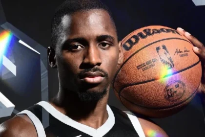 Ο Ντέιβιντ Τζόουνς-Γκαρσία με τη φανέλα των Σπερς