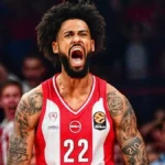 O Τάιλερ Ντόρσεϊ με την φανέλα του Ολυμπιακού πανηγυρίζει σε αγώνα της Euroleague