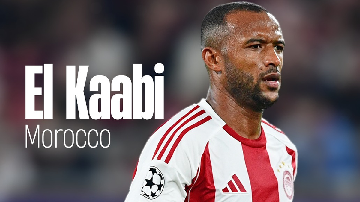 Ο Αγιούμπ Ελ Κααμπί σε φάση με τη φανέλα του Ολυμπιακού