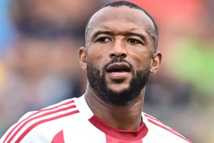 Ο Αγιούμπ Ελ Κααμπί πανηγυρίζει γκολ με τη φανέλα του Ολυμπιακού