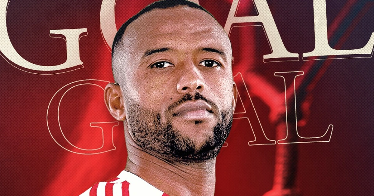 Ο Αγιούμπ Ελ Κααμπί με τη φανέλα του Ολυμπιακού