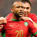 Αγιούμπ Ελ Κααμπί πανηγυρίζει γκολ με φόντο τη σημαία του Μαρόκου