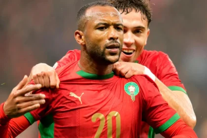 Αγιούμπ Ελ Κααμπί πανηγυρίζει γκολ με φόντο τη σημαία του Μαρόκου