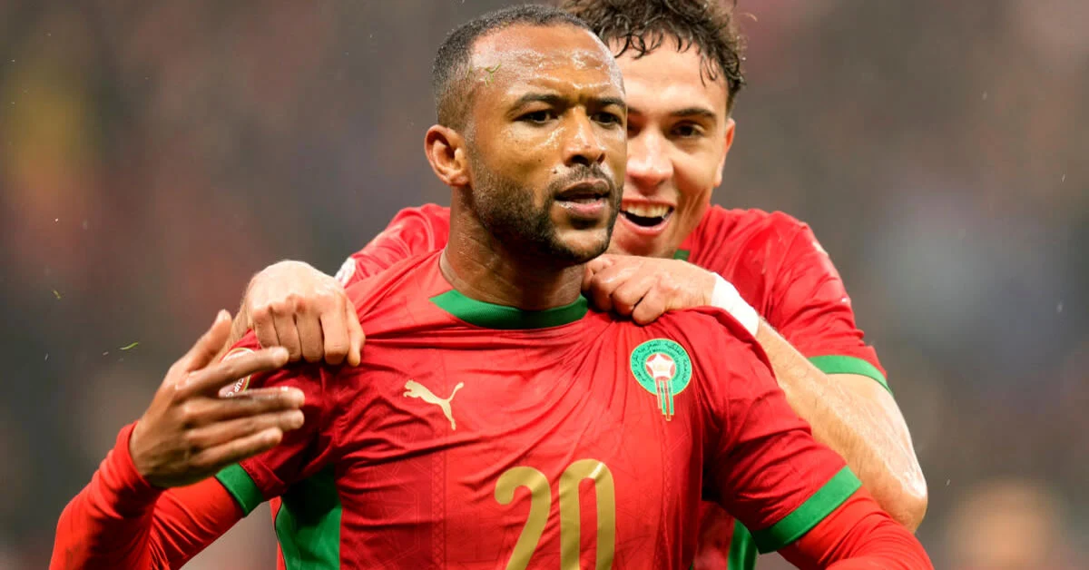 Αγιούμπ Ελ Κααμπί πανηγυρίζει γκολ με φόντο τη σημαία του Μαρόκου