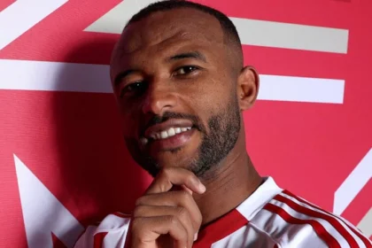 Ο Ελ Κααμπί με την φανέλα του Ολυμπιακού