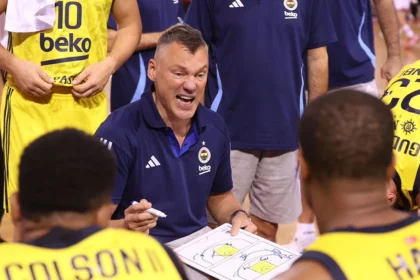 Παίκτες και ο προπονητής της Φενέρμπαχτσε σε στιγμιότυπο αγώνα