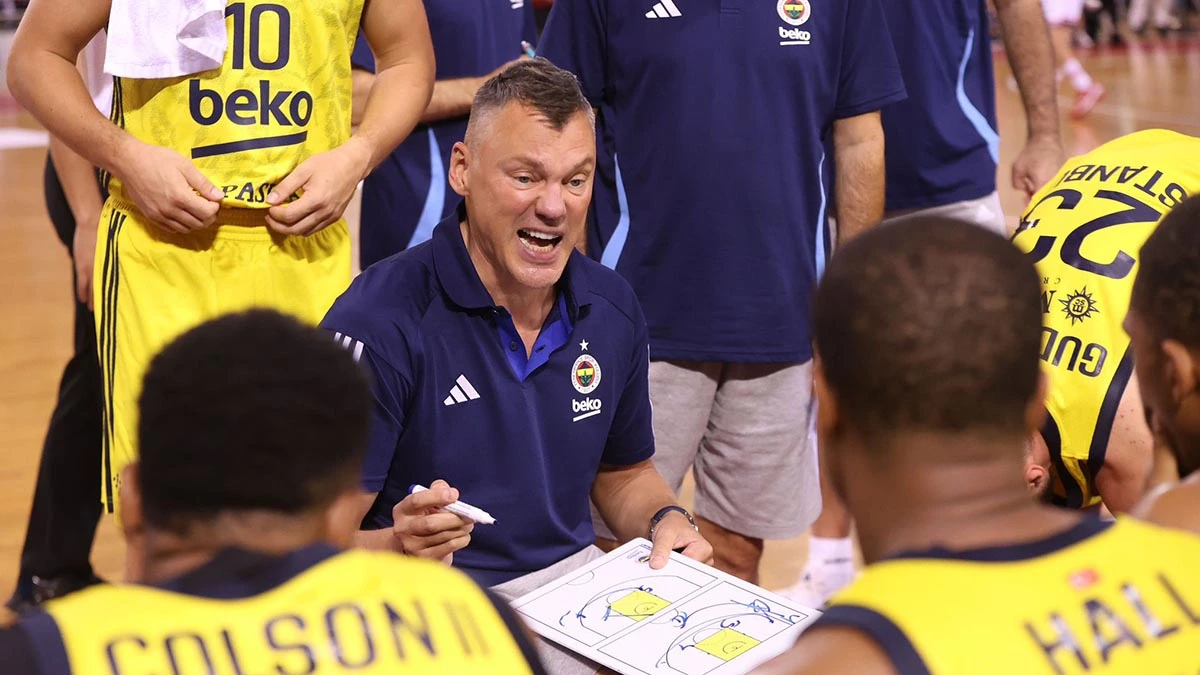 Παίκτες και ο προπονητής της Φενέρμπαχτσε σε στιγμιότυπο αγώνα