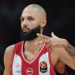 Ο Εβάν Φουρνιέ σε φάση αγώνα με τη φανέλα του Ολυμπιακού στη Euroleague.