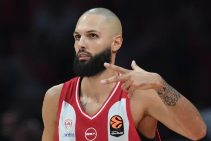 Ο Εβάν Φουρνιέ σε φάση αγώνα με τη φανέλα του Ολυμπιακού στη Euroleague.