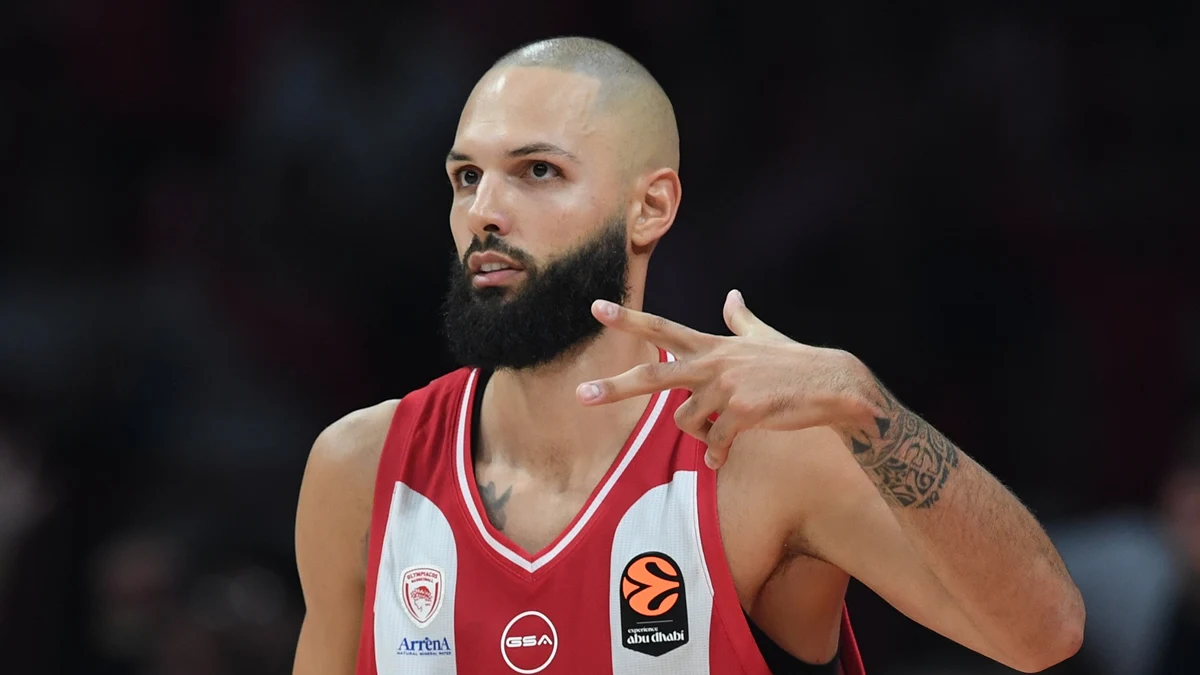 Ο Εβάν Φουρνιέ σε φάση αγώνα με τη φανέλα του Ολυμπιακού στη Euroleague.