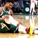 Ο Γιάννης Αντετοκούνμπο τραυματίας στο παρκέ σε αγώνα των Μπακς