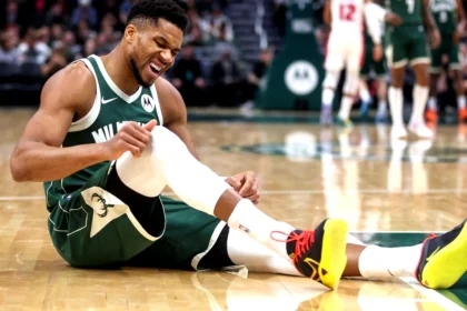 Ο Γιάννης Αντετοκούνμπο τραυματίας στο παρκέ σε αγώνα των Μπακς