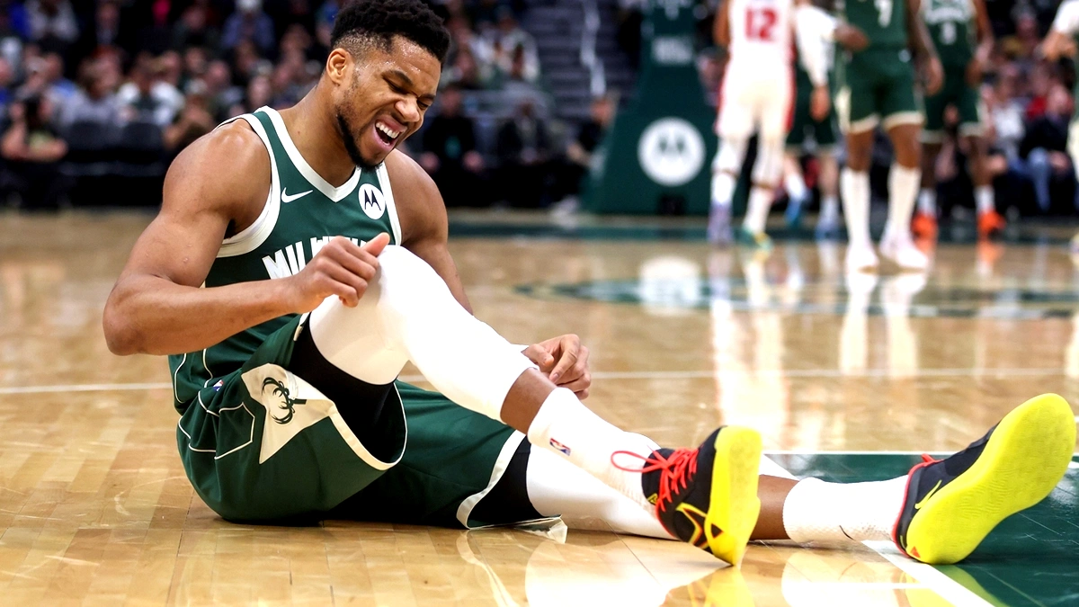 Ο Γιάννης Αντετοκούνμπο τραυματίας στο παρκέ σε αγώνα των Μπακς