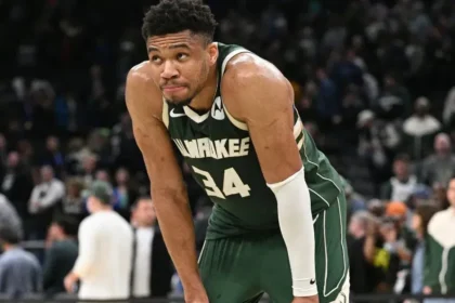 Ο Γιάννης Αντετοκούνμπο με προβληματισμένο ύφος σε στιγμιότυπο από αγώνα των Μιλγουόκι Μπακς.