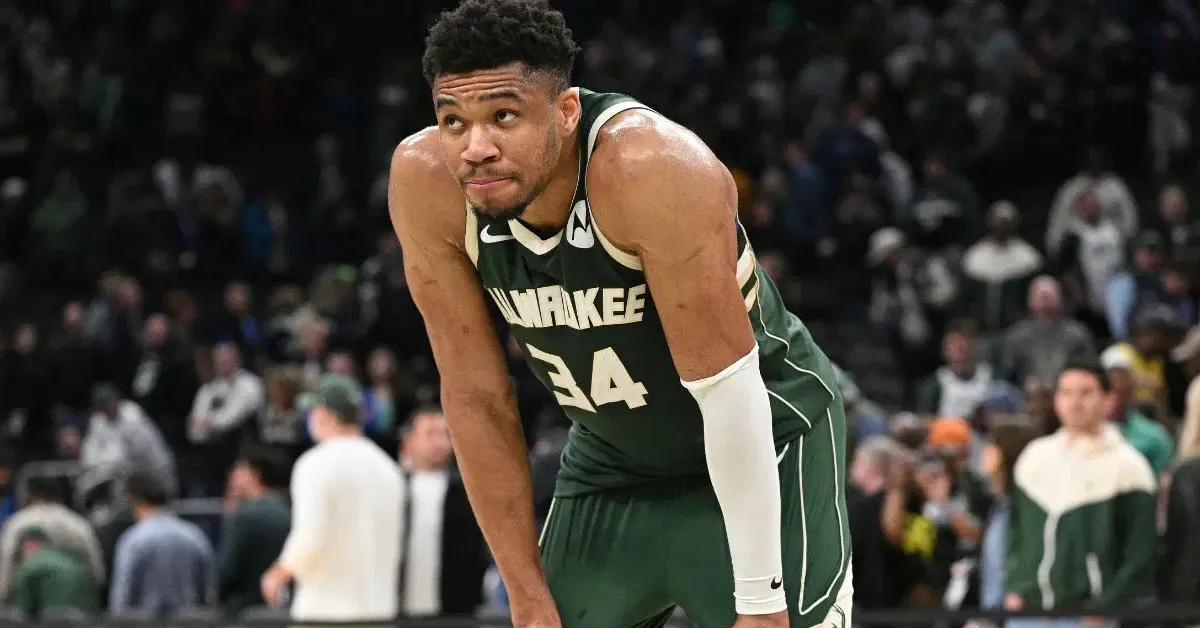 Ο Γιάννης Αντετοκούνμπο με προβληματισμένο ύφος σε στιγμιότυπο από αγώνα των Μιλγουόκι Μπακς.